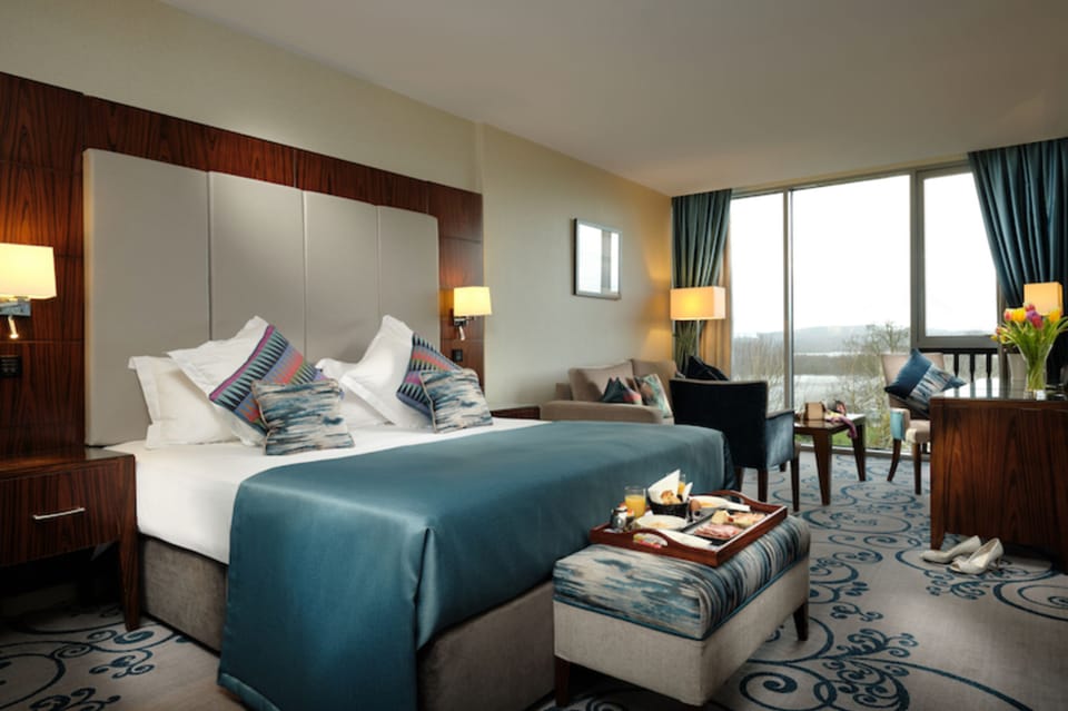 Junior Suite | In-room safe, desk, blackout drapes, iron/ironing board
