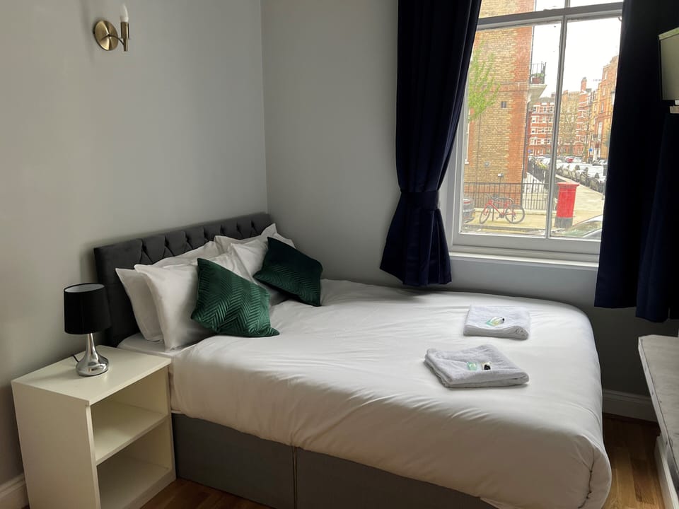 Standard Double Room | Laptop workspace, soundproofing, free WiFi