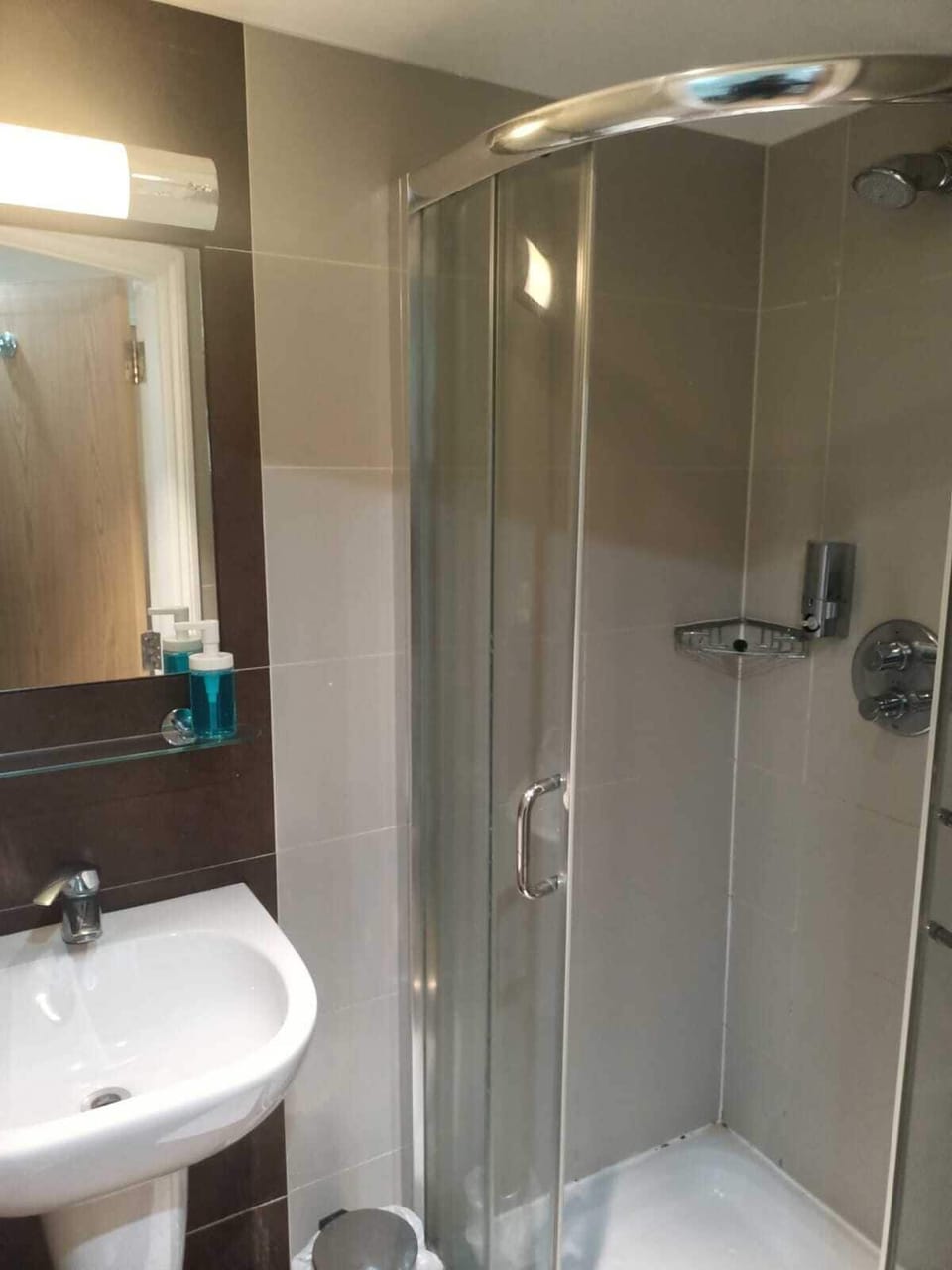 Standard Twin Room | Bathroom | Hair dryer