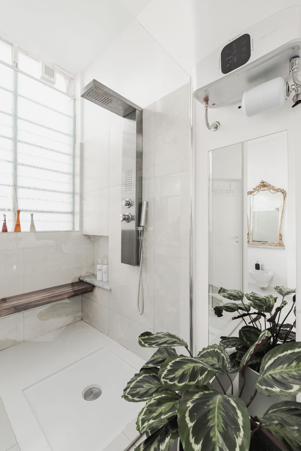 Deluxe Quadruple Room | Bathroom | Rainfall showerhead, hair dryer, bidet, towels