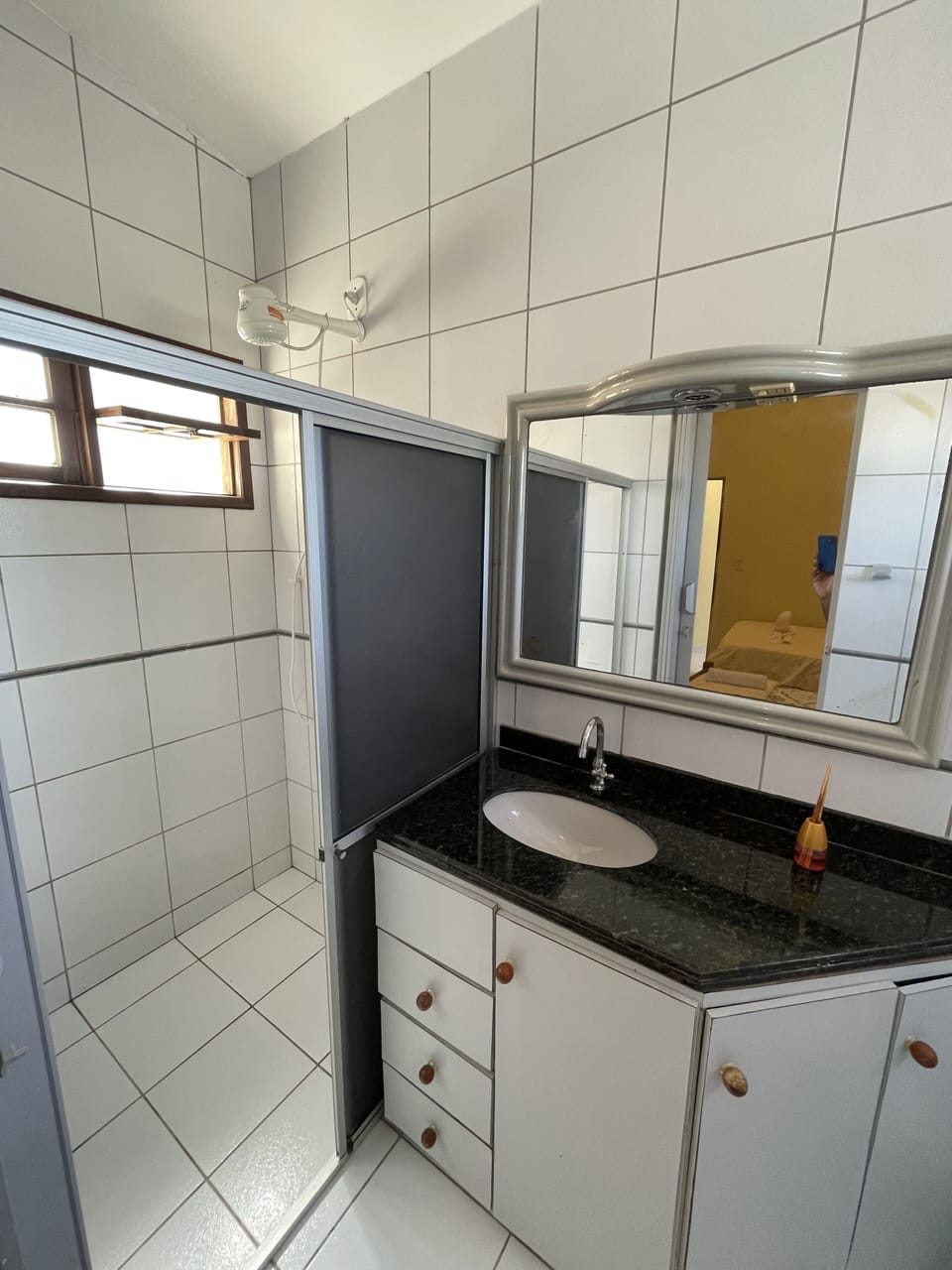 Classic Triple Room | Bathroom | Free toiletries, hair dryer