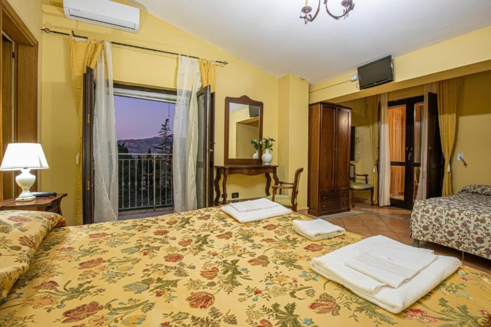 Superior Room | 1 bedroom, desk, WiFi (free), bed sheets