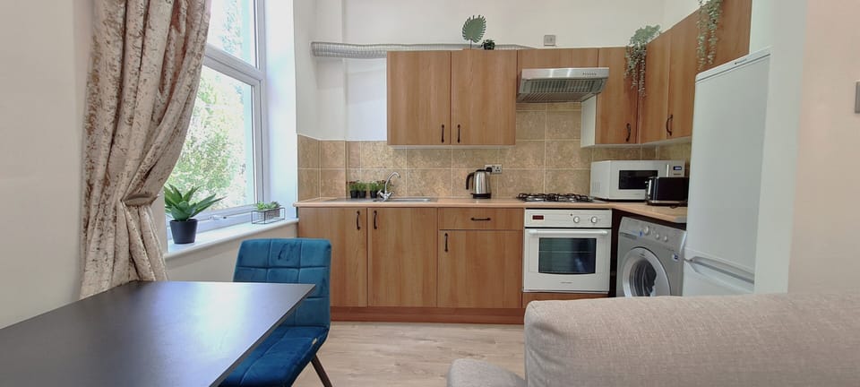 Family Apartment | Private kitchen | Fridge, microwave, oven, toaster
