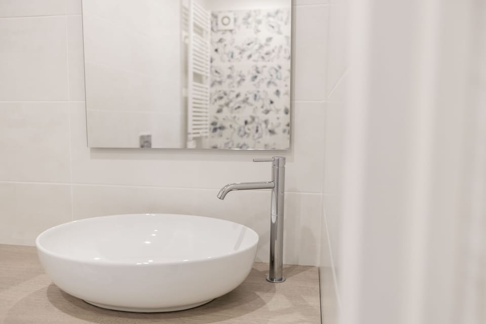 Comfort Double Room | Bathroom | Shower, rainfall showerhead, free toiletries, hair dryer