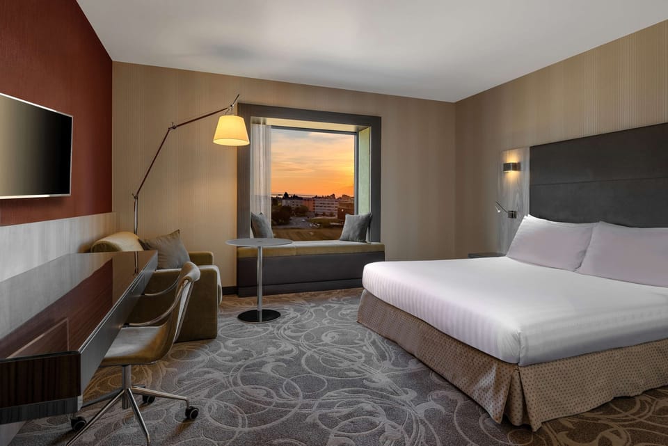 Hypo-allergenic bedding, minibar, in-room safe, desk