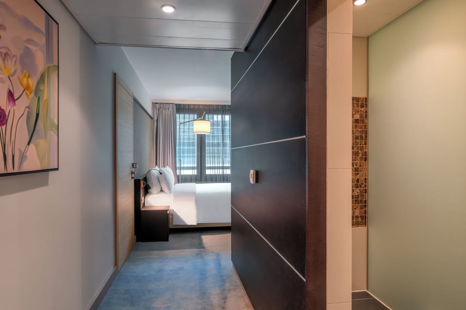 Room, 1 Queen Bed | Premium bedding, pillowtop beds, minibar, in-room safe