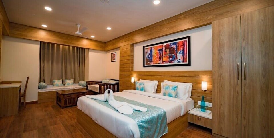 Executive Suite Room | Premium bedding, desk, laptop workspace, soundproofing