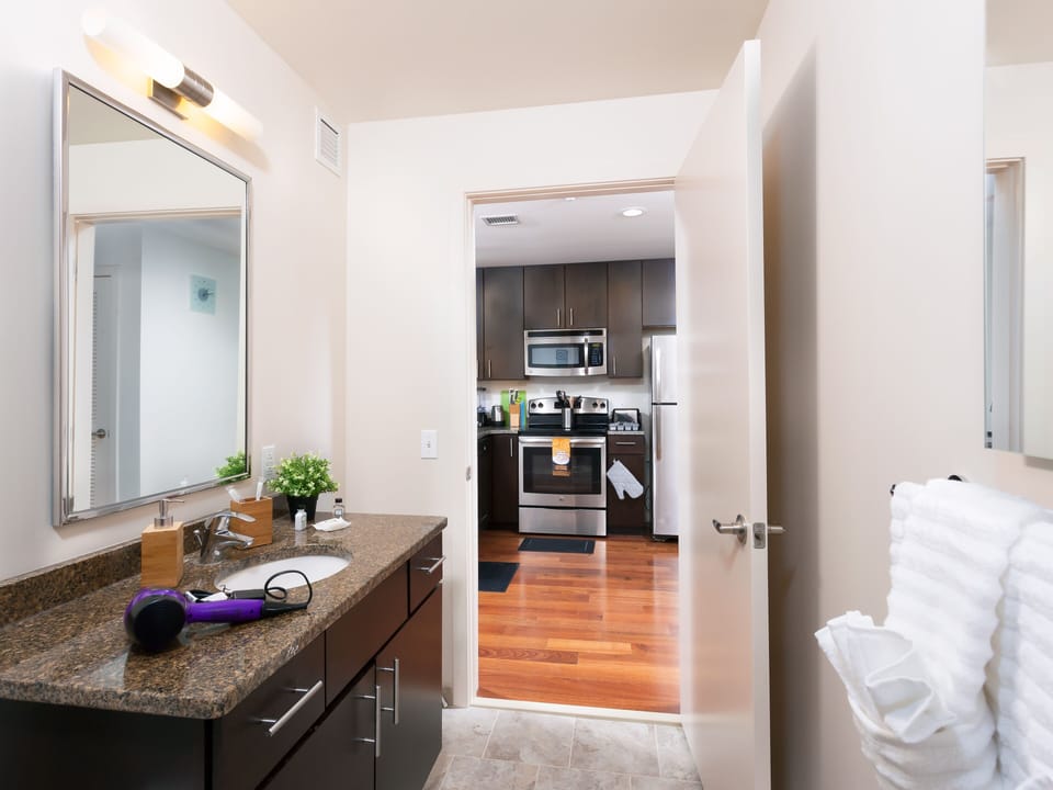 Apartment, 2 Bedrooms | Bathroom | Towels, shampoo, toilet paper