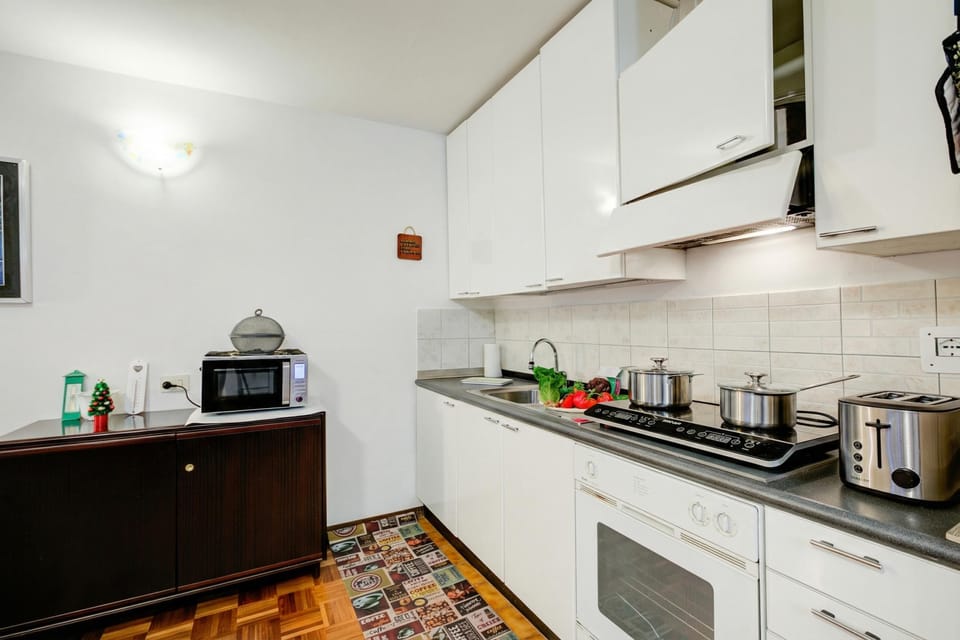 Family Apartment, Multiple Bedrooms (Studio Saturno 23 in the city center) | Private kitchenette | Fridge, microwave, oven, stovetop