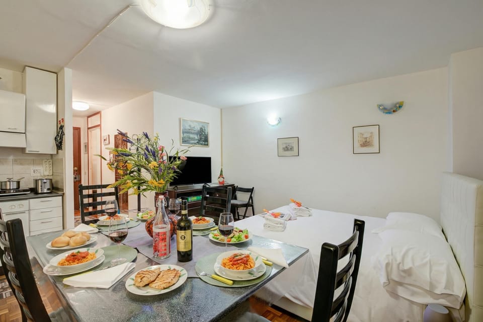 Family Apartment, Multiple Bedrooms (Studio Saturno 23 in the city center) | Living room | 21-inch flat-screen TV with digital channels