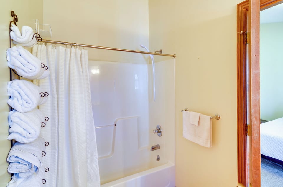 Burnside Resort Cabin w/ Hot Tub & Outdoor Spots! Cottage in Lake Cumberland