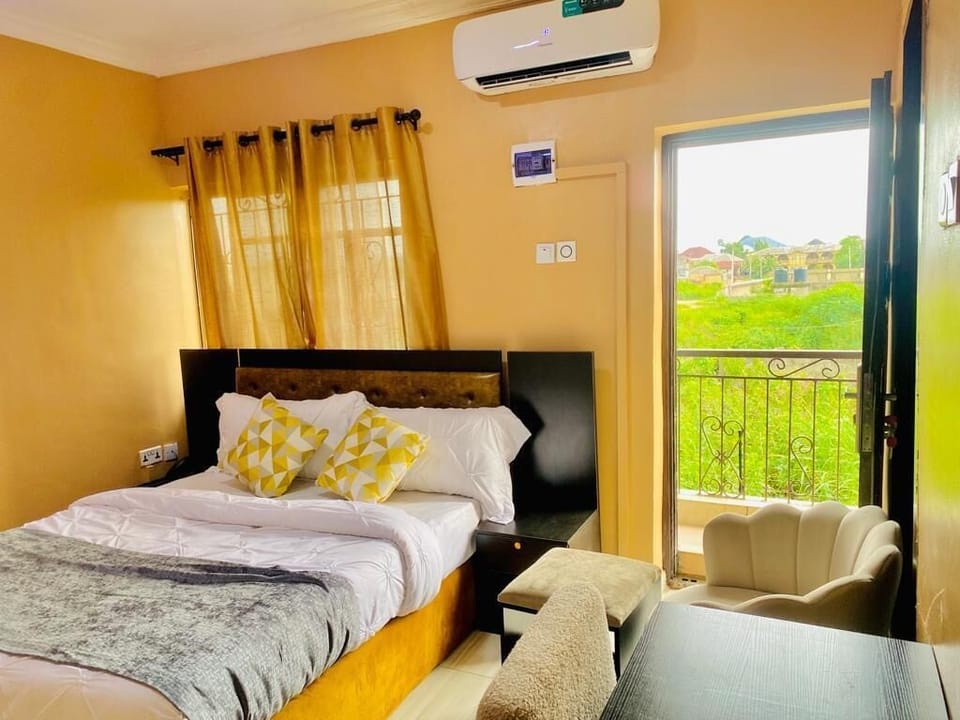 Deluxe Room | Desk, laptop workspace, blackout drapes, free WiFi