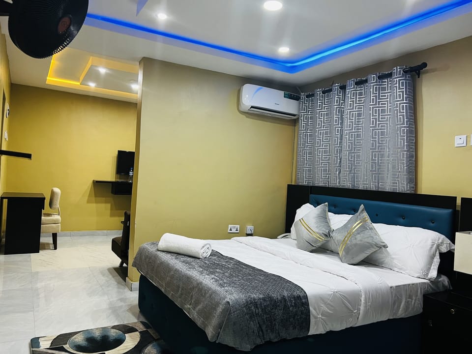 Executive Suite | Desk, laptop workspace, blackout drapes, free WiFi