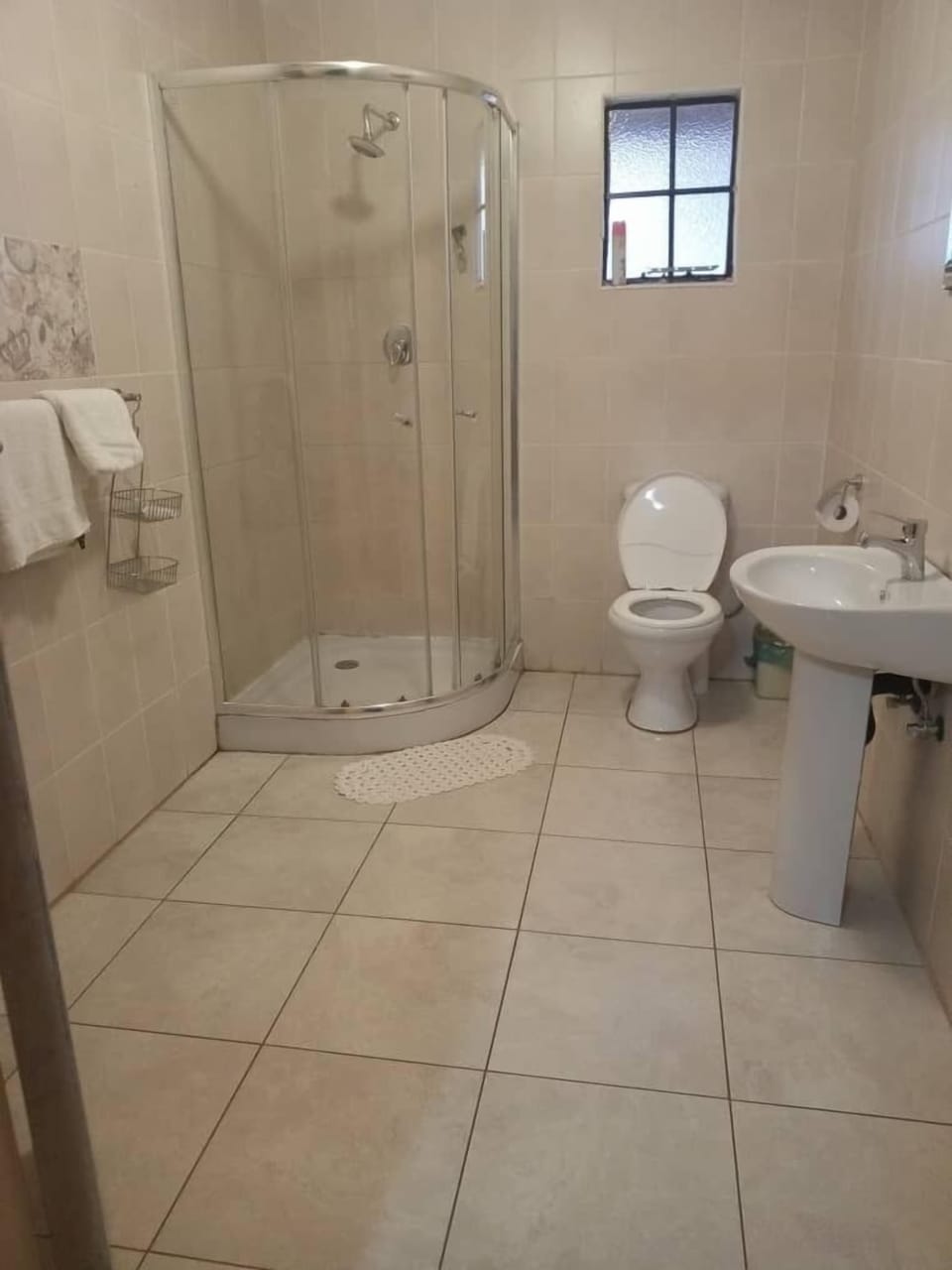Deluxe Room | Bathroom | Separate tub and shower, rainfall showerhead, bathrobes, towels