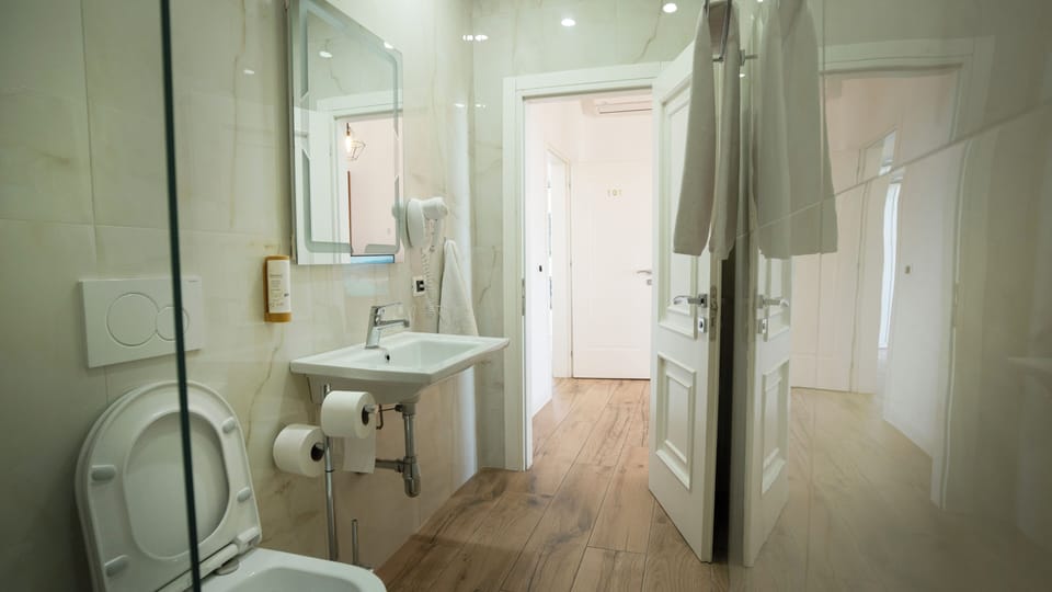 Comfort Double Room, 1 Queen Bed, Beach View | Bathroom | Rainfall showerhead, free toiletries, hair dryer, slippers