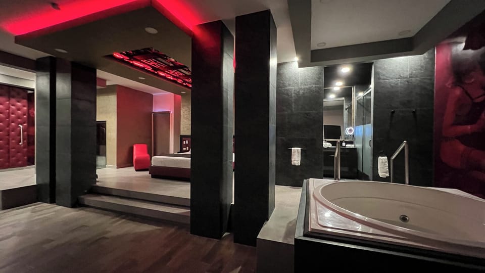 Luxury Studio Suite, 1 Bedroom | Premium bedding, down comforters, individually decorated