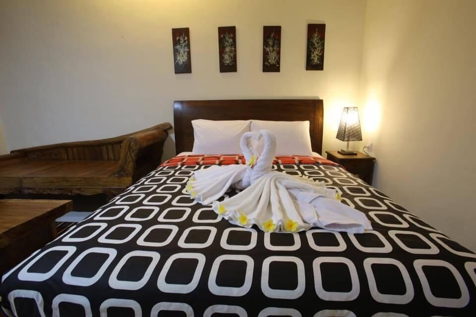 Deluxe Double Room, 1 Queen Bed | Desk, laptop workspace, free WiFi, bed sheets