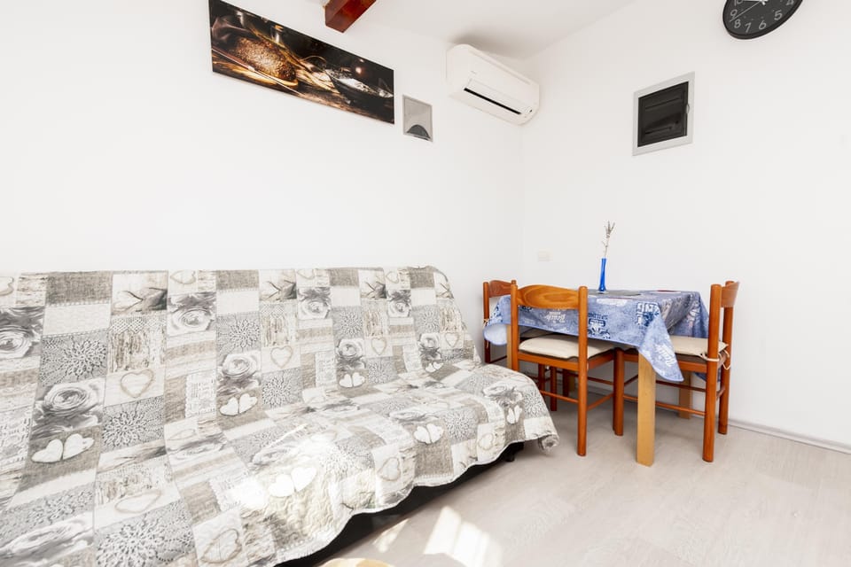 Studio | Living area | 50-cm flat-screen TV with satellite channels