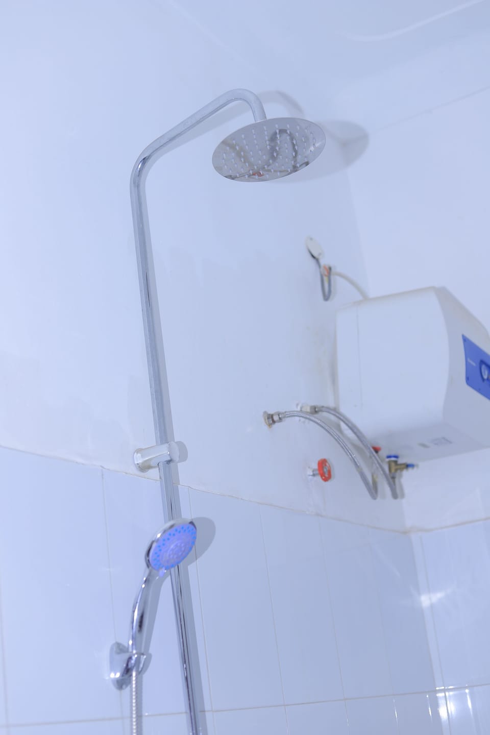 Shower, rainfall showerhead, free toiletries, towels