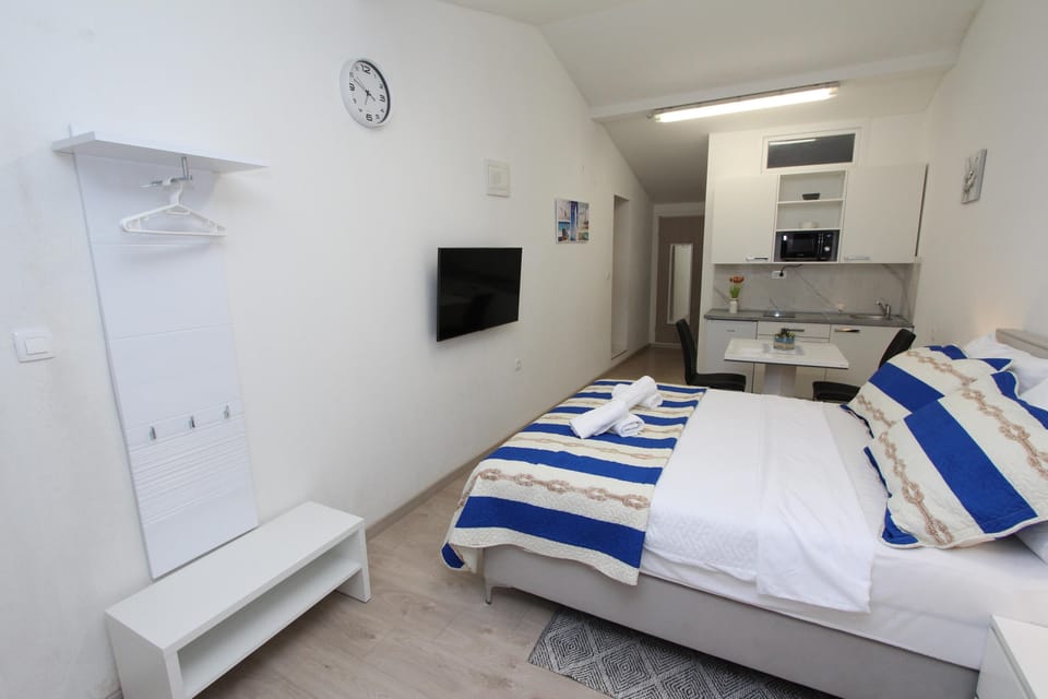 Studio | Living area | 80-cm flat-screen TV with satellite channels