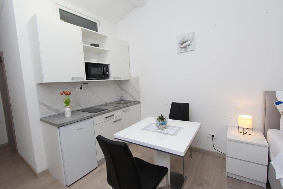 Studio | Private kitchen | Full-size fridge, stovetop, coffee/tea maker, electric kettle
