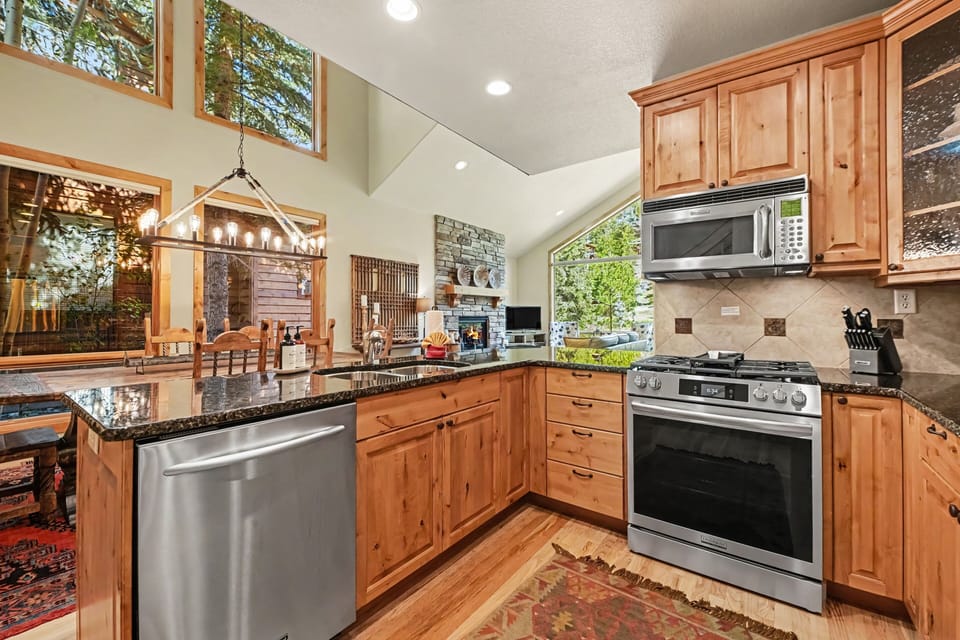 Townhome, 3 Bedrooms | Private kitchen | Coffee/tea maker, fridge, oven, toaster