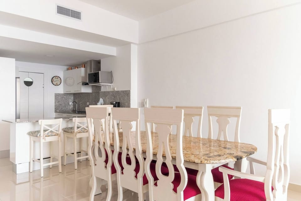 Apartment, 2 Bedrooms, Accessible, Balcony | Dining