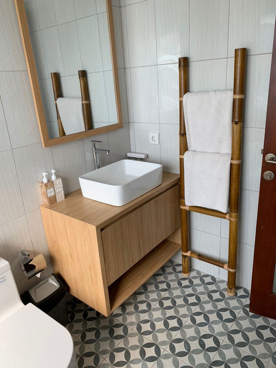Superior Double Room | Bathroom | Rainfall showerhead, free toiletries, hair dryer, bathrobes