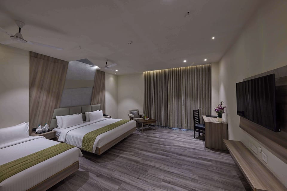 Hypo-allergenic bedding, minibar, desk, laptop workspace