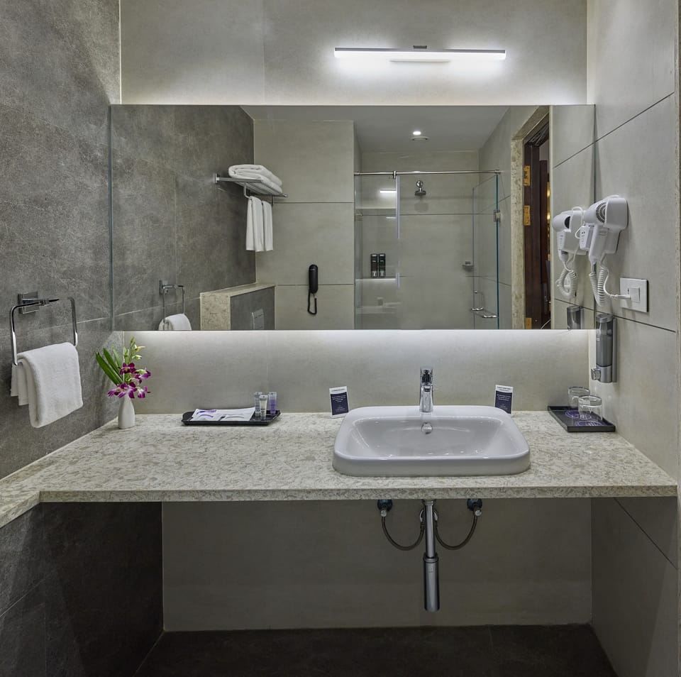 Shower, rainfall showerhead, free toiletries, hair dryer
