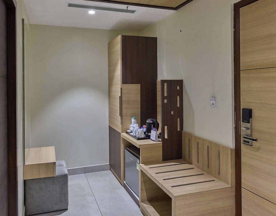 Hypo-allergenic bedding, minibar, desk, laptop workspace