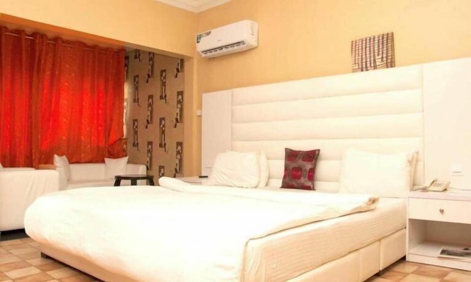 Classic Studio Suite | Individually decorated, individually furnished, desk