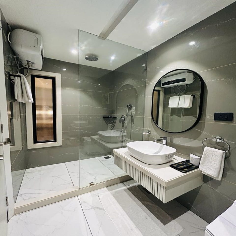Executive Room | Bathroom | Shower, free toiletries, hair dryer, towels