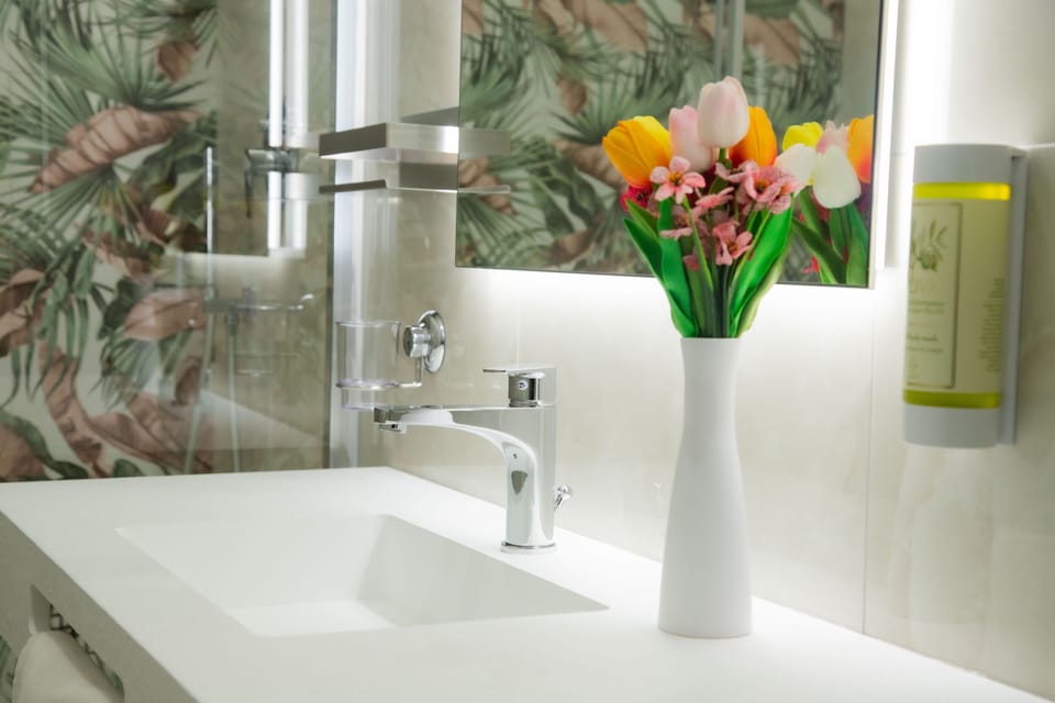 Deluxe Double Room | Bathroom | Shower, rainfall showerhead, hair dryer, bidet