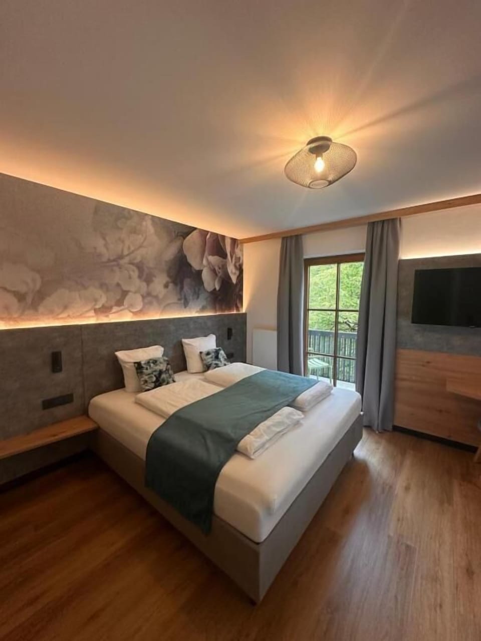 Double Room | In-room safe, desk, soundproofing, cribs/infant beds