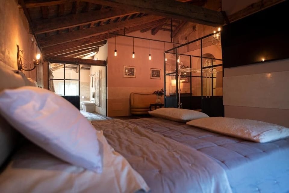 Desk, soundproofing, free WiFi