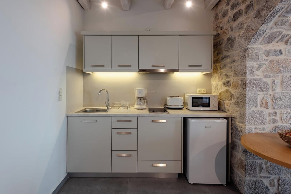 Full-size fridge, oven, stovetop, dishwasher