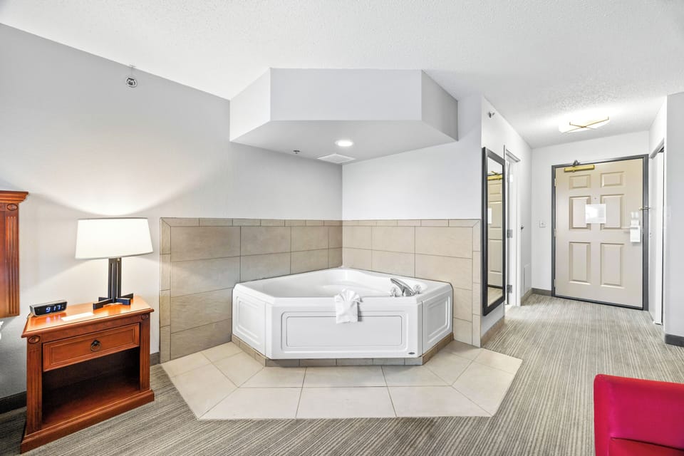 King Jacuzzi Handicap | Frette Italian sheets, premium bedding, pillowtop beds, desk