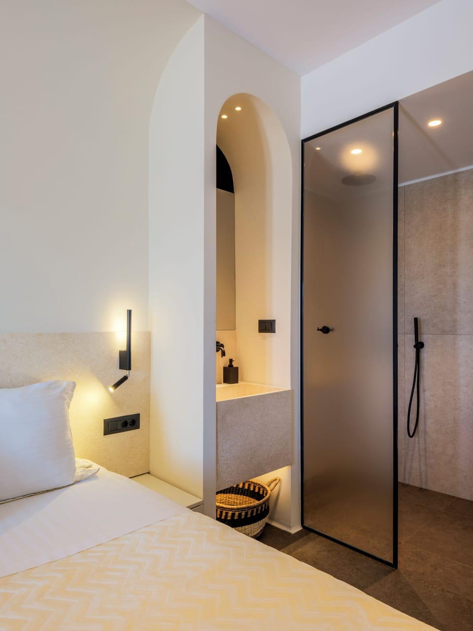 Shower, rainfall showerhead, free toiletries, hair dryer