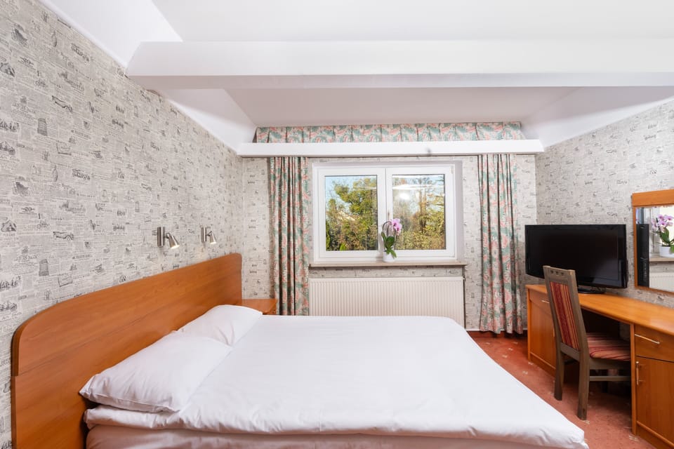 Superior Triple Room | Desk, laptop workspace, free cribs/infant beds, free WiFi