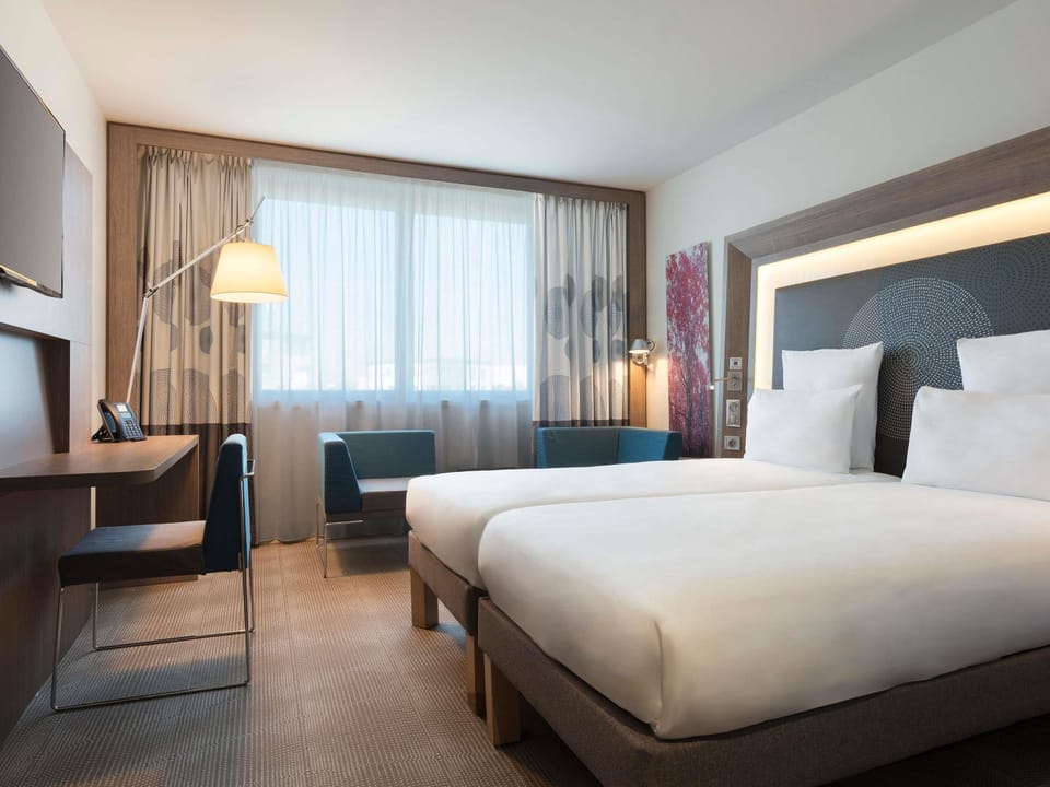 Standard Room, 2 Twin Beds | Premium bedding, minibar, in-room safe, desk