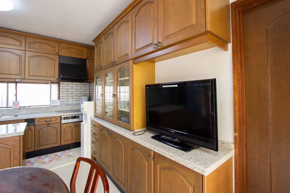 Executive Villa | Private kitchen | Full-size fridge, microwave, cookware/dishes/utensils, freezer