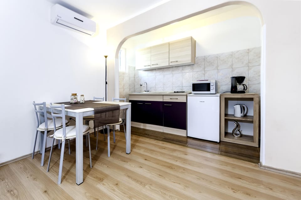 Studio | Private kitchen | Fridge, microwave, stovetop, coffee/tea maker