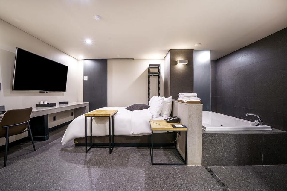 Deluxe Room | Down comforters, free minibar, individually decorated