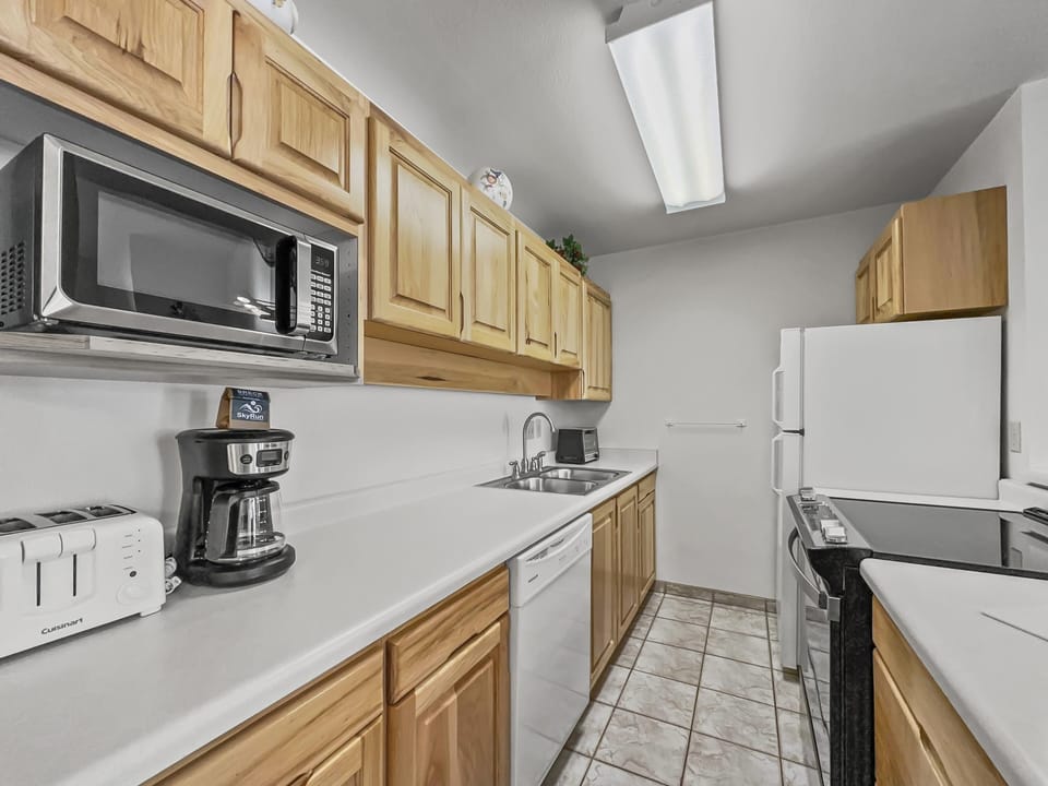 Condo, 3 Bedrooms | Private kitchen | Coffee/tea maker, fridge, oven, toaster