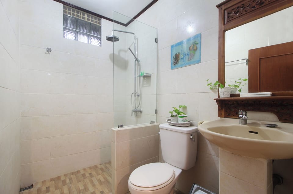 Standard Room, Kitchenette | Bathroom | Shower, hair dryer, towels