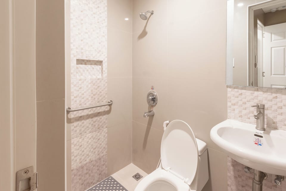 Deluxe Room, 1 Queen Bed | Bathroom | Shower, hair dryer, bidet, towels