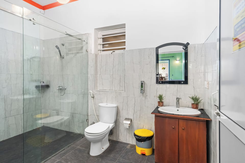Deluxe Double Room | Bathroom | Shower, free toiletries, hair dryer (on request), towels