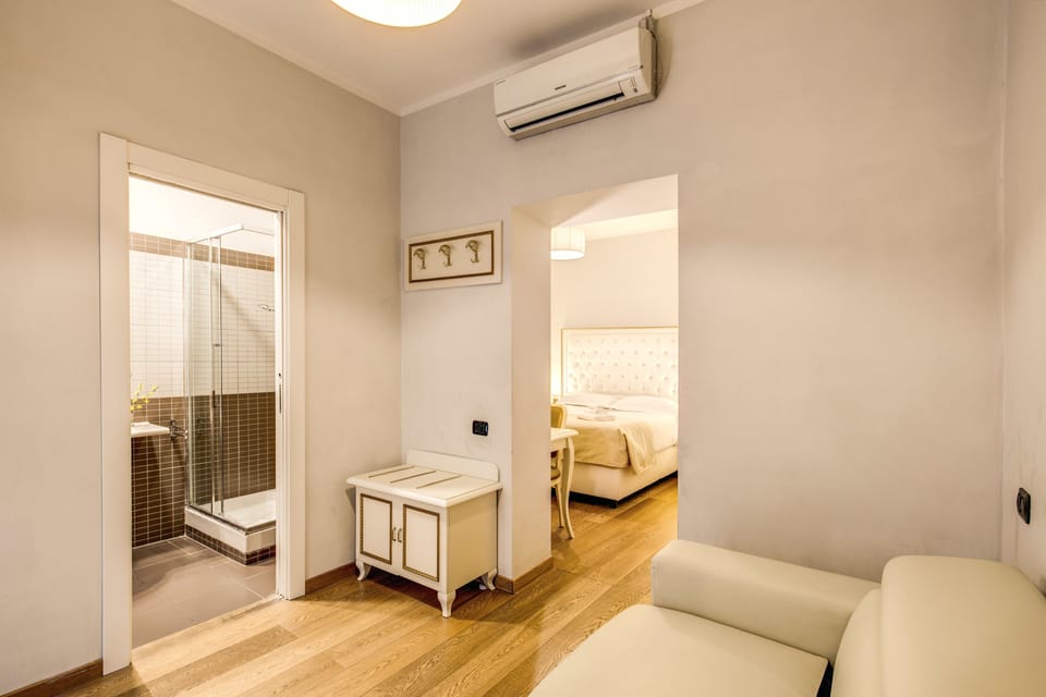 Suite | Minibar, in-room safe, desk, soundproofing