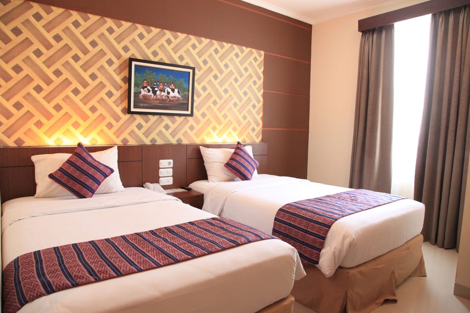 Deluxe Twin Room | In-room safe, desk, WiFi (free), bed sheets